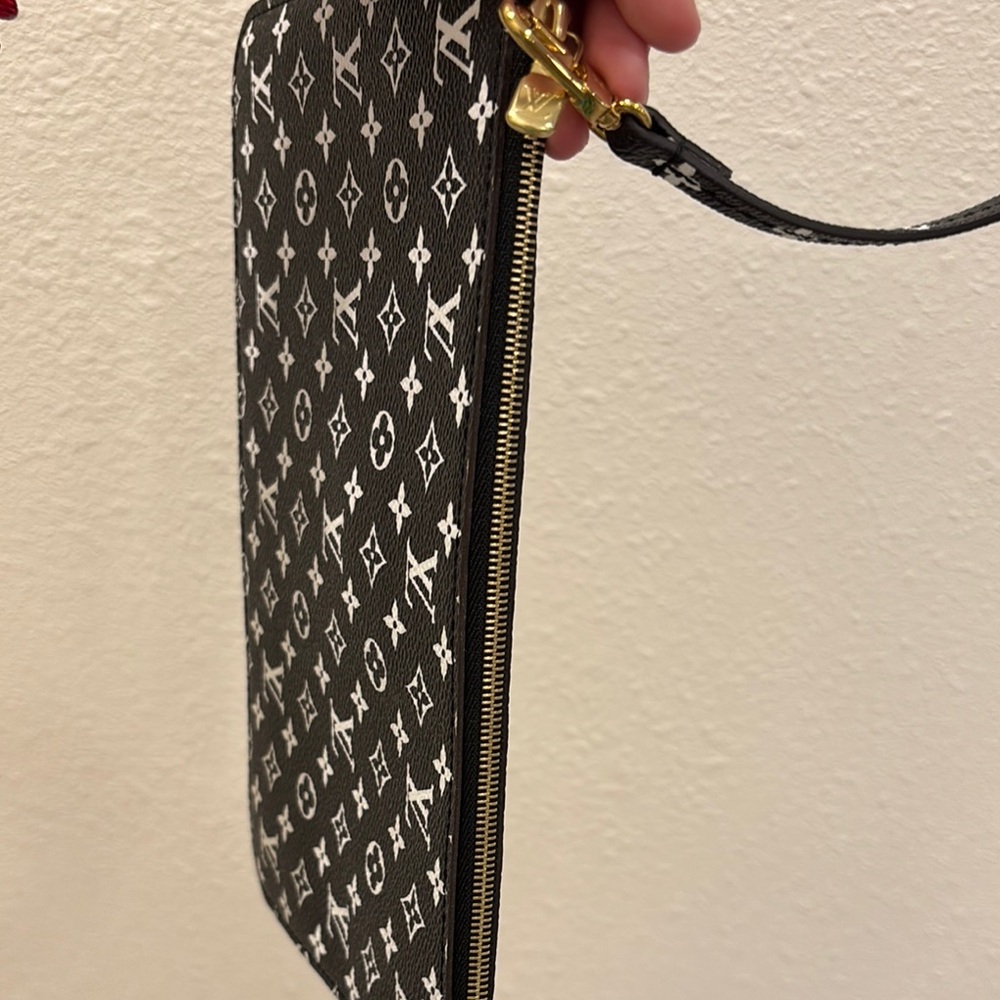 Louis Vuitton Limited Edition Monogram Black Neverfull Pouch - Picture 4 of 9